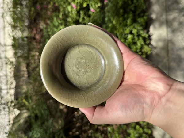 古玩轉(zhuǎn)賣宋末元初龍泉青瓷鱔魚黃釉折沿洗拍賣,當(dāng)前價格1888元