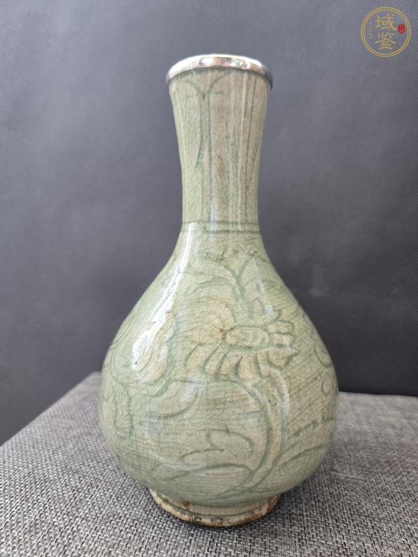 古玩陶瓷龍泉窯青釉刻花長(zhǎng)頸瓶真品鑒賞圖