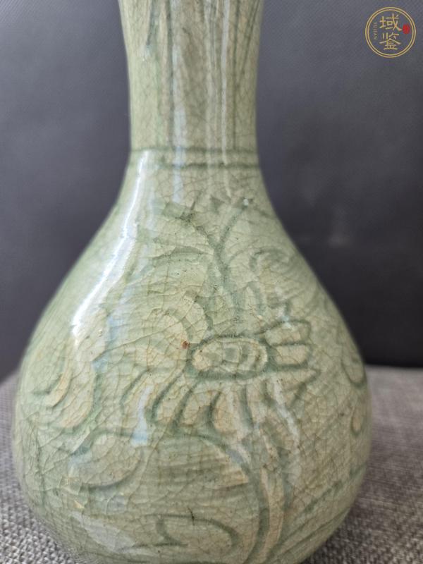 古玩陶瓷龍泉窯青釉刻花長(zhǎng)頸瓶真品鑒賞圖