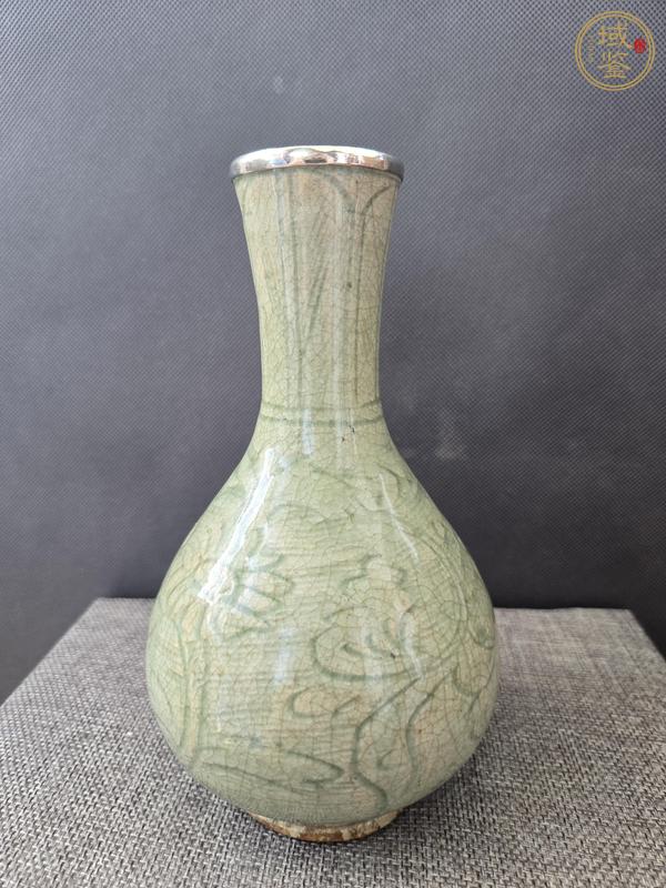 古玩陶瓷龍泉窯青釉刻花長(zhǎng)頸瓶真品鑒賞圖