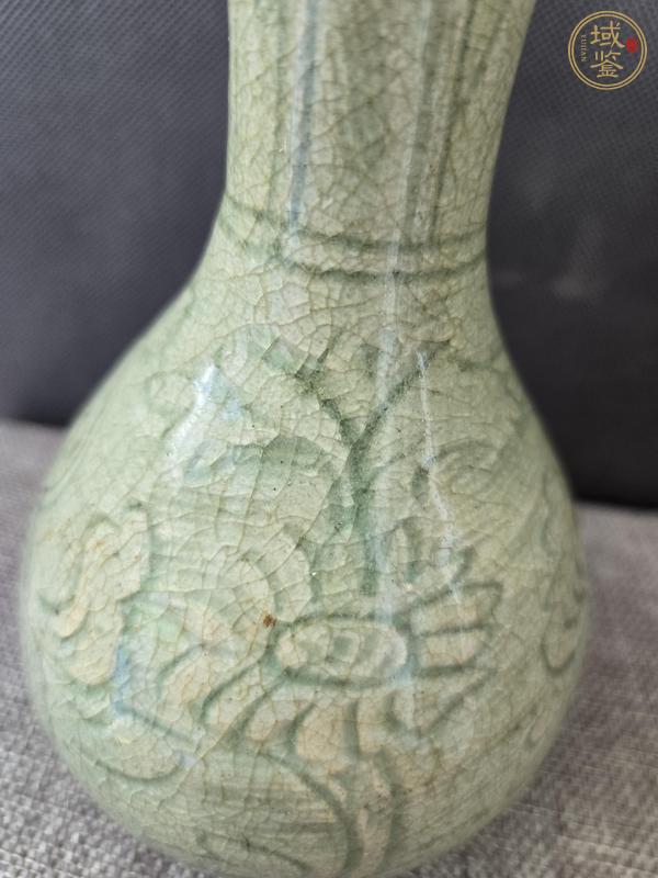 古玩陶瓷龍泉窯青釉刻花長(zhǎng)頸瓶真品鑒賞圖
