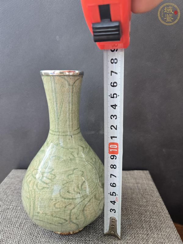 古玩陶瓷龍泉窯青釉刻花長(zhǎng)頸瓶真品鑒賞圖