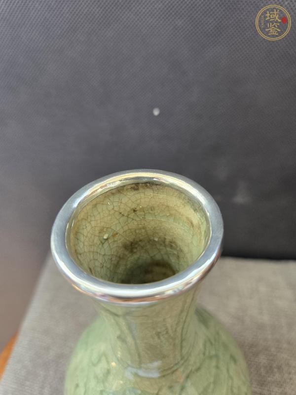 古玩陶瓷龍泉窯青釉刻花長(zhǎng)頸瓶真品鑒賞圖