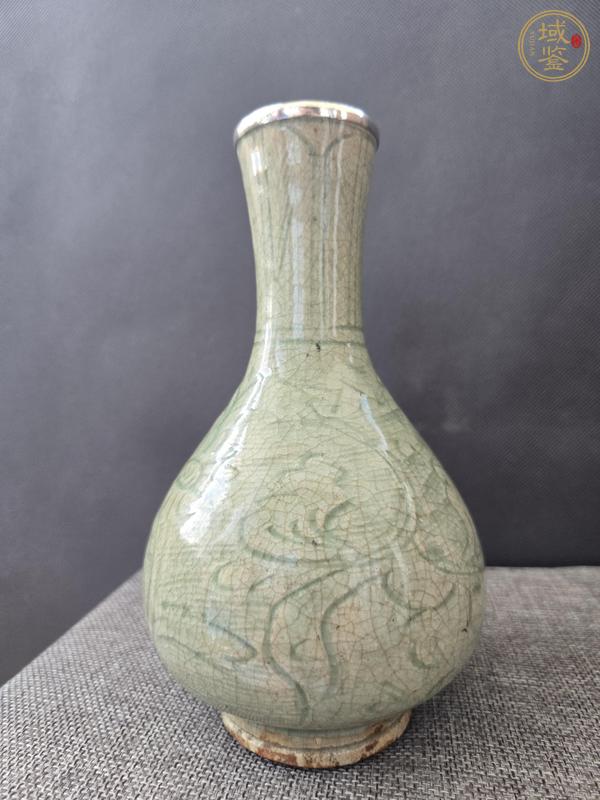 古玩陶瓷龍泉窯青釉刻花長(zhǎng)頸瓶真品鑒賞圖