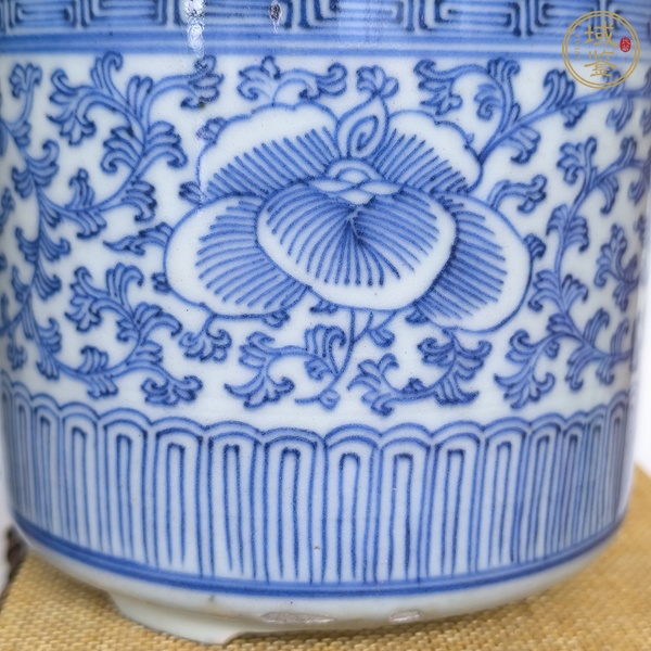 古玩陶瓷青花纏枝花卉紋三足爐真品鑒賞圖
