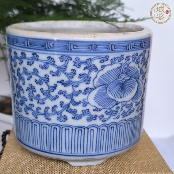 古玩陶瓷青花纏枝花卉紋三足爐真品鑒賞圖