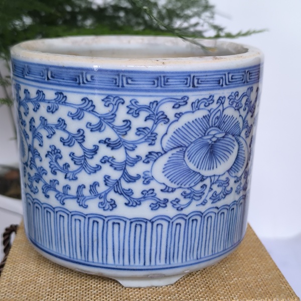 古玩陶瓷青花纏枝花卉紋三足爐拍賣，當(dāng)前價格3600元