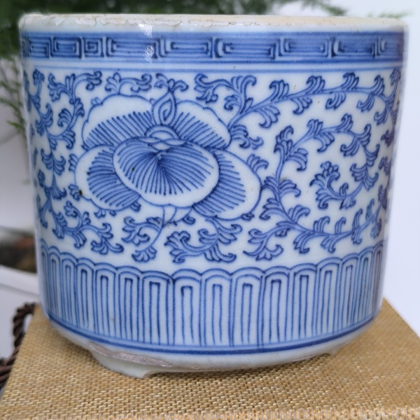 古玩陶瓷青花纏枝花卉紋三足爐拍賣，當(dāng)前價格3600元
