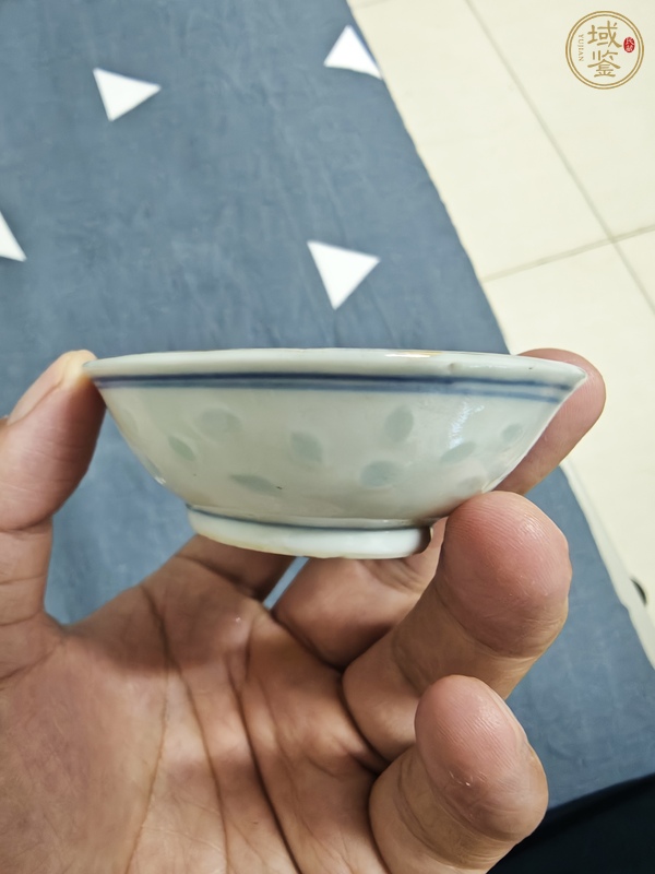 古玩陶瓷青花玲瓏瓷花卉紋盤真品鑒賞圖