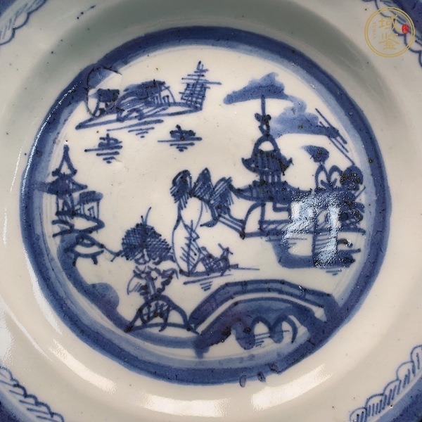 古玩陶瓷樓臺(tái)亭閣山水紋青花盤真品鑒賞圖