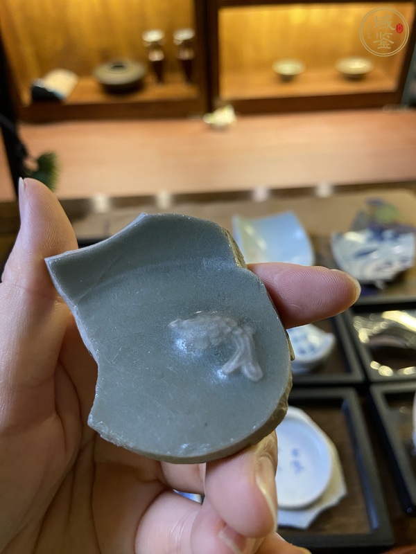 古玩陶瓷南宋龍泉窯青釉魚紋洗標本真品鑒賞圖