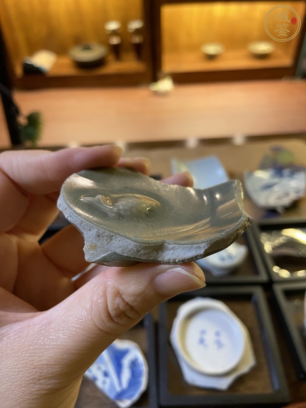 古玩陶瓷南宋龍泉窯青釉魚紋洗標本真品鑒賞圖