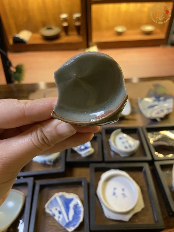 古玩陶瓷南宋龍泉窯青釉魚紋洗標本真品鑒賞圖
