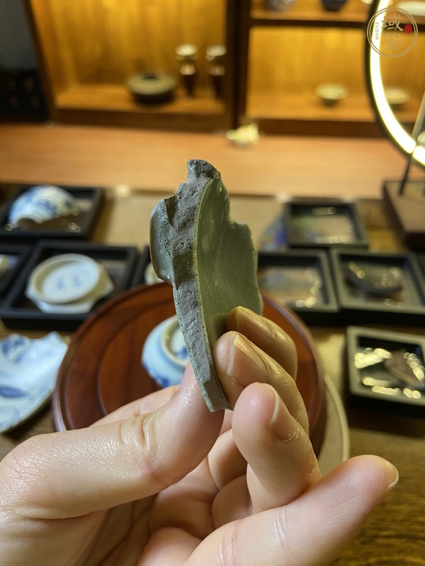 古玩陶瓷南宋龍泉窯黒胎盞標本真品鑒賞圖