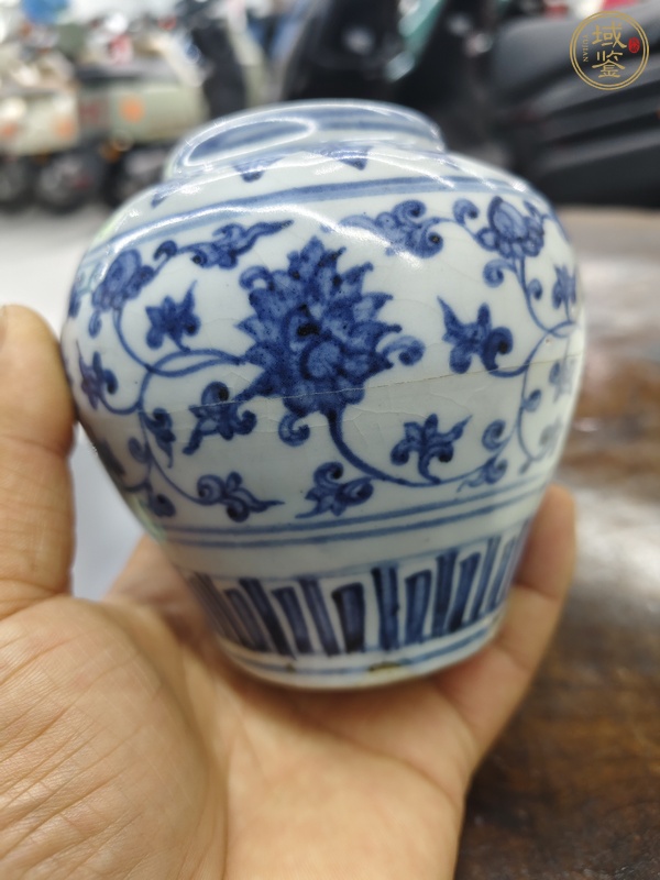 古玩陶瓷明中期 青花纏枝花卉紋罐真品鑒賞圖