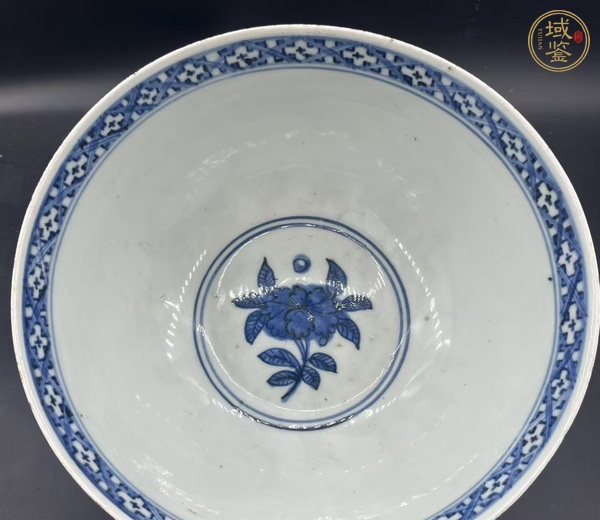 古玩陶瓷花卉紋青花碗真品鑒賞圖
