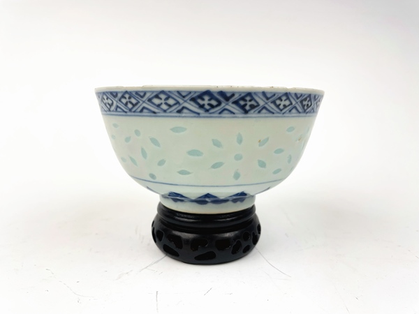 古玩陶瓷清光緒·青花云蝠紋玲瓏碗拍賣,當前價格99元