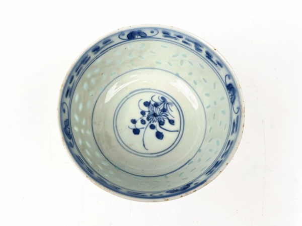 古玩陶瓷清光緒·青花云蝠紋玲瓏碗拍賣,當前價格99元
