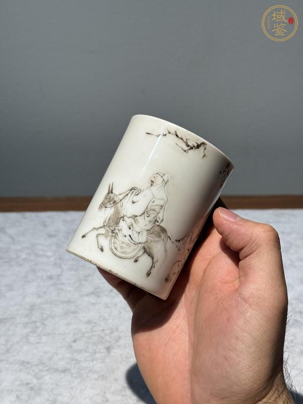 古玩陶瓷墨彩踏雪尋梅詩文筆筒真品鑒賞圖