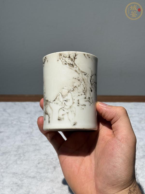 古玩陶瓷墨彩踏雪尋梅詩文筆筒真品鑒賞圖