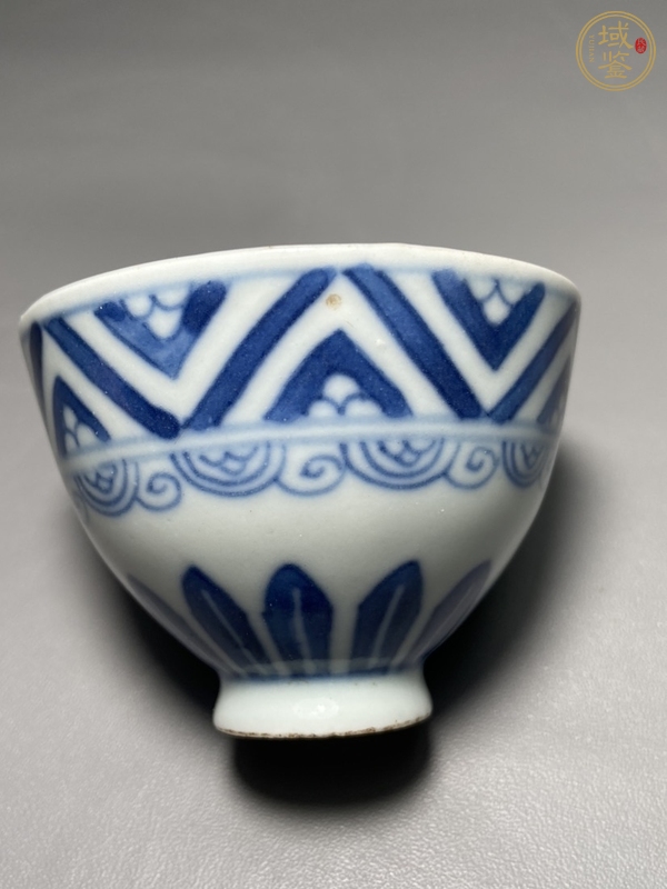 古玩陶瓷日本明治青花淡描雞心杯真品鑒賞圖