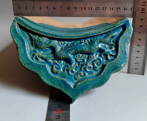 古玩陶瓷明代皇家御用高浮雕孔雀藍釉五爪龍紋瓦當拍賣，當前價格1234元