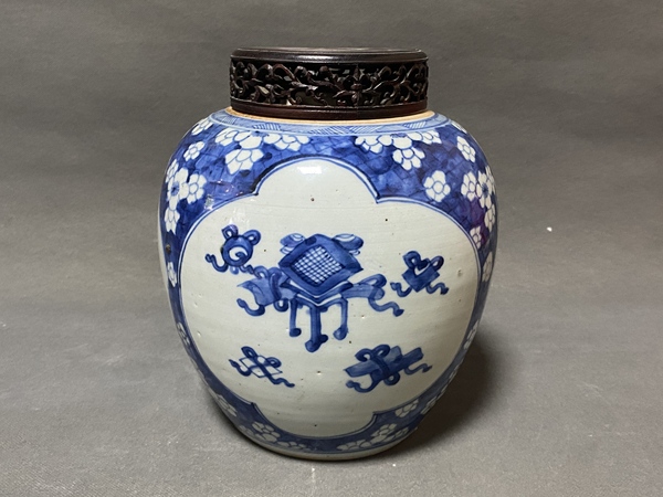 古玩嚴(yán)選清康熙·青花冰梅開窗博古紋罐拍賣，當(dāng)前價(jià)格0元
