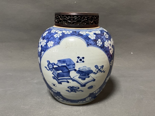 古玩陶瓷清康熙·青花冰梅開窗博古紋罐拍賣，當前價格1506元