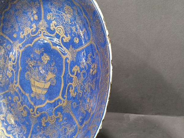 古玩陶瓷清康熙·灑藍描金提籃花卉紋大盤拍賣，當前價格0元
