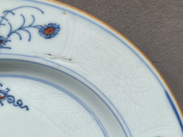 古玩陶瓷清康熙·暗刻斗彩折枝花卉紋盤拍賣,當前價格1336元