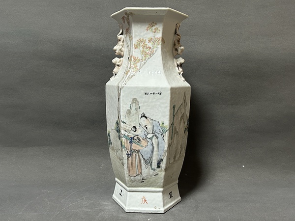 古玩嚴選清晚·淺絳彩人物詩文獸耳六方瓶
拍賣，當前價格0元