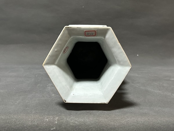 古玩陶瓷清晚·淺絳彩人物詩文獸耳六方瓶拍賣，當前價格4980元