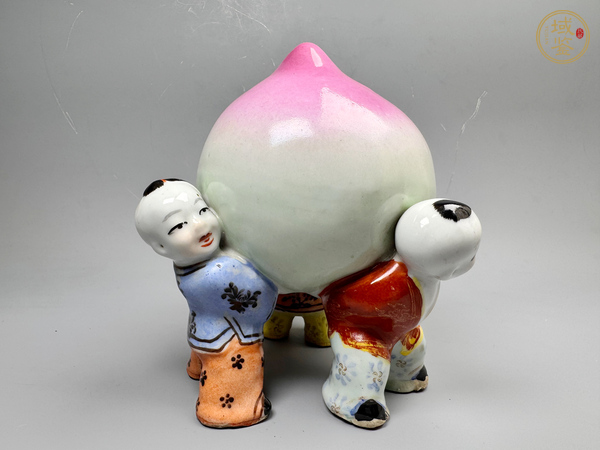 古玩陶瓷民國時期·粉彩童子抬壽桃瓷塑擺件真品鑒賞圖