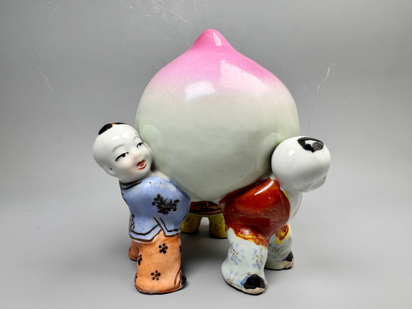 古玩陶瓷民國時期·粉彩童子抬壽桃瓷塑擺件拍賣，當前價格0元