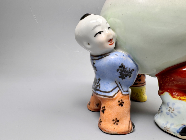 古玩陶瓷民國時期·粉彩童子抬壽桃瓷塑擺件拍賣，當前價格0元