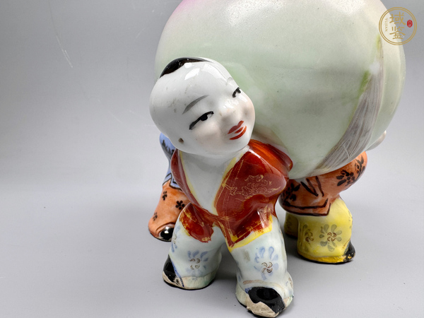 古玩陶瓷民國時期·粉彩童子抬壽桃瓷塑擺件真品鑒賞圖