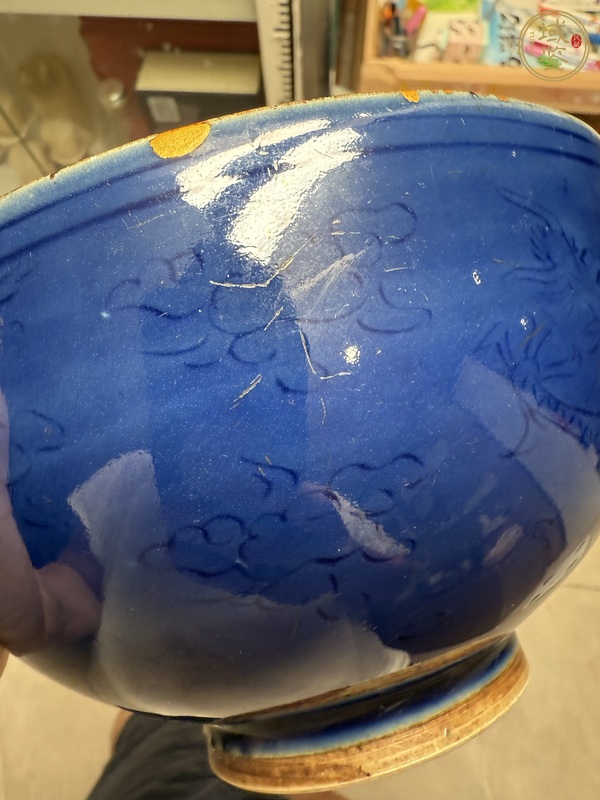 古玩陶瓷藍釉龍紋刻花碗真品鑒賞圖