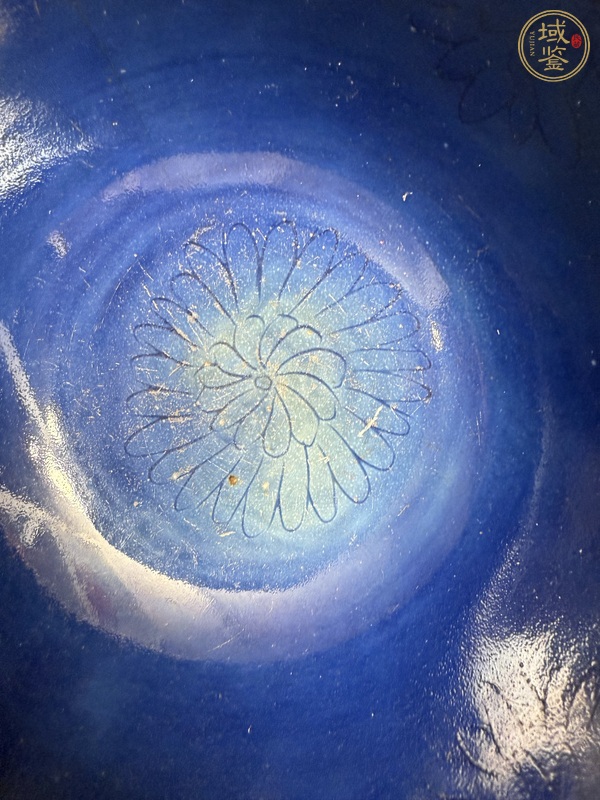 古玩陶瓷藍釉龍紋刻花碗真品鑒賞圖