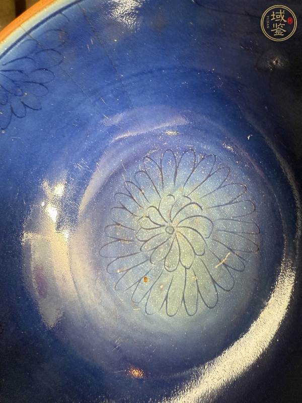 古玩陶瓷藍釉龍紋刻花碗真品鑒賞圖