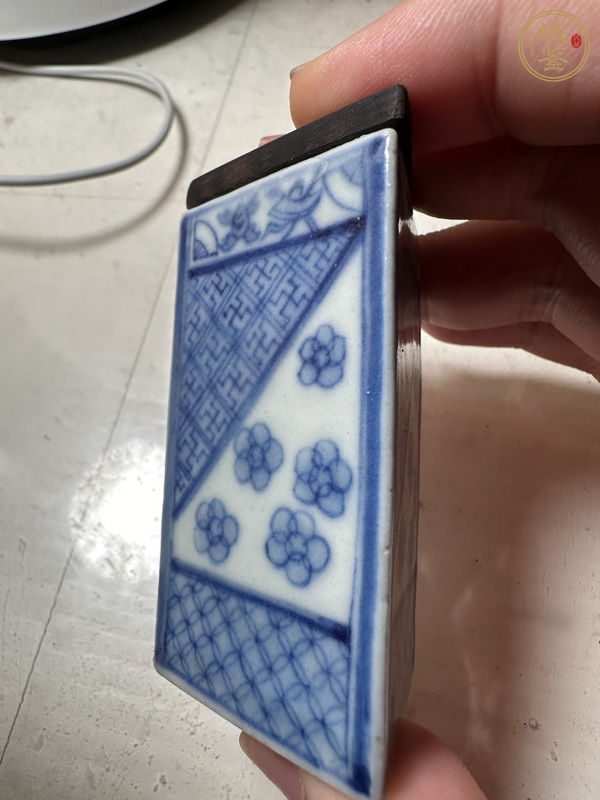 古玩陶瓷青花皮球花卉三角筆筒真品鑒賞圖