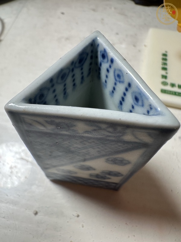 古玩陶瓷青花皮球花卉三角筆筒真品鑒賞圖