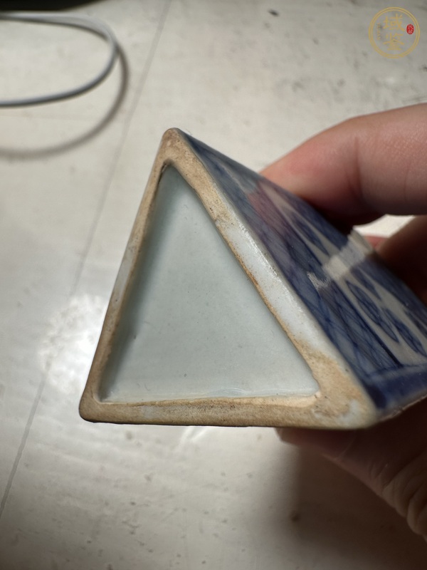 古玩陶瓷青花皮球花卉三角筆筒真品鑒賞圖
