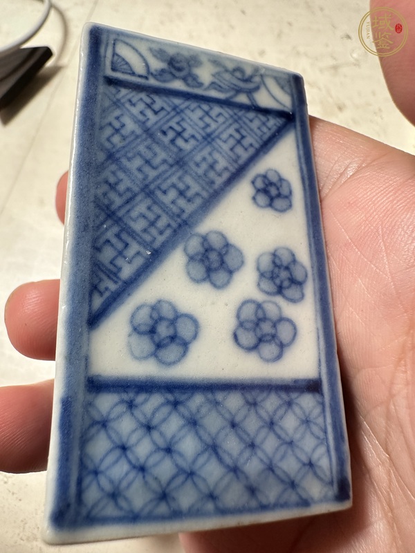 古玩陶瓷青花皮球花卉三角筆筒真品鑒賞圖
