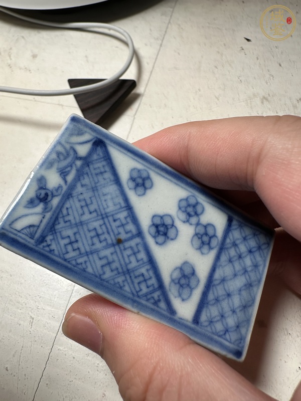 古玩陶瓷青花皮球花卉三角筆筒真品鑒賞圖