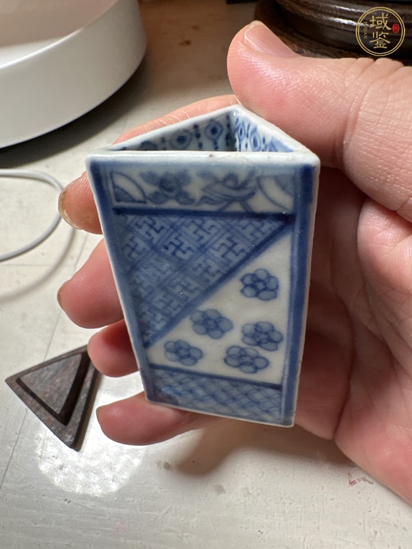 古玩陶瓷青花皮球花卉三角筆筒真品鑒賞圖