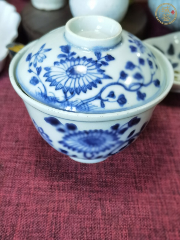 古玩陶瓷花卉紋青花蓋碗真品鑒賞圖