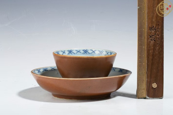 古玩陶瓷紫金釉青花杯碟真品鑒賞圖