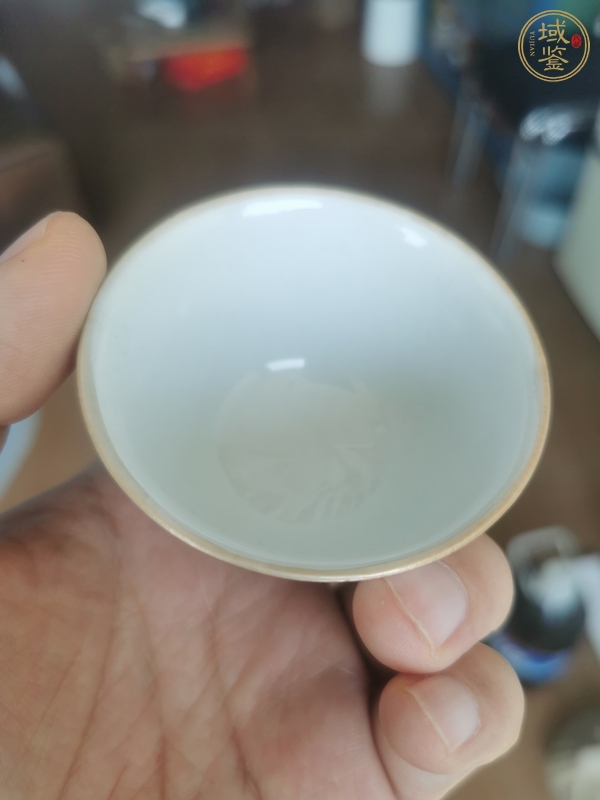 古玩陶瓷紫金釉開光人物紋粉彩杯真品鑒賞圖