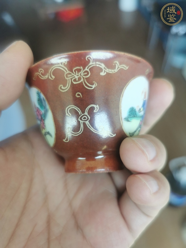古玩陶瓷紫金釉開光人物紋粉彩杯真品鑒賞圖