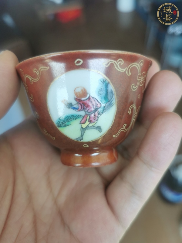 古玩陶瓷紫金釉開光人物紋粉彩杯真品鑒賞圖